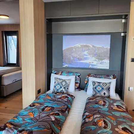 Aroma Luxury Apartment *